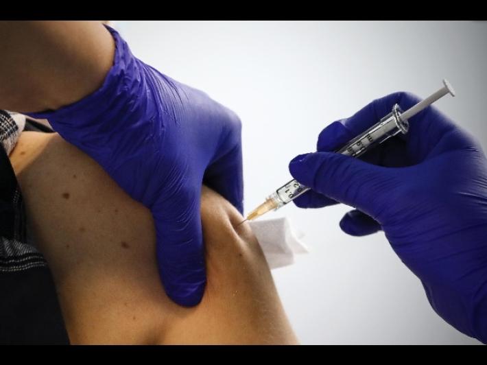 Mancano personale e siringhe, per i vaccini chiamati anche medici volontari e pensionati