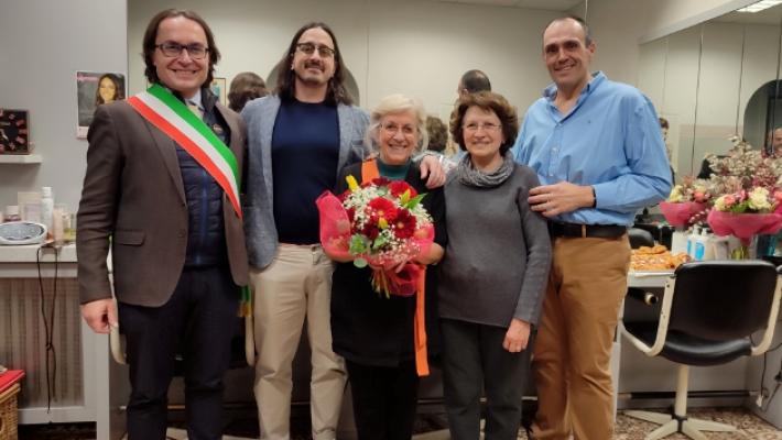 La parrucchiera Liliana in pensione dopo 57 anni: per lei una festa a sorpresa