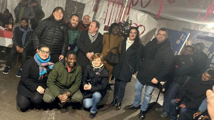 La lingua universale delle note porta gioia al centro d'accoglienza