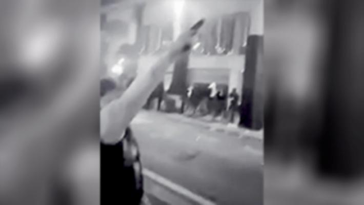 Delirio in via Mazzini: saluta il nuovo anno a colpi di pistola