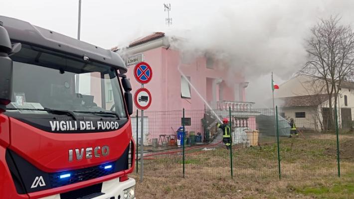 Casale, dopo il rogo la famiglia resta fuori casa