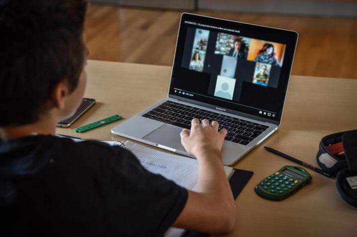 Con un contagio "Solo chi &egrave; in isolamento far&agrave; la dad, la classe sar&agrave; in presenza"