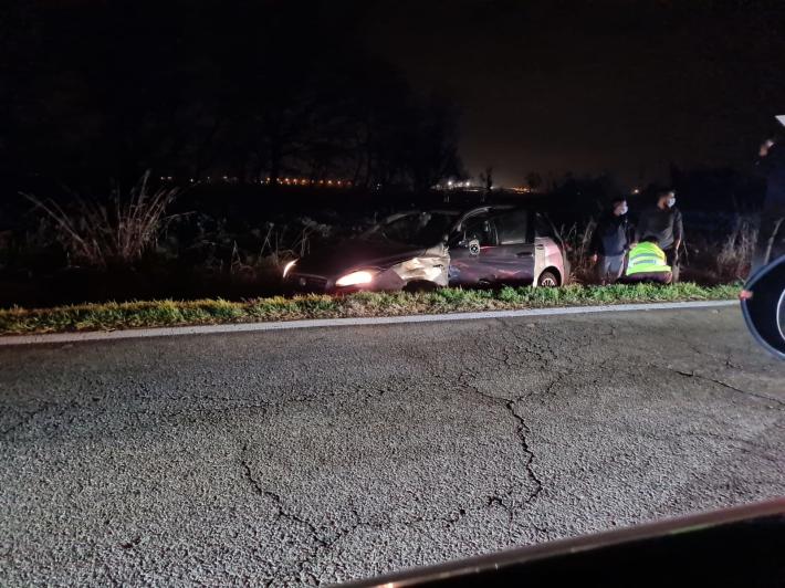 Auto nel fosso a Porporano, due feriti