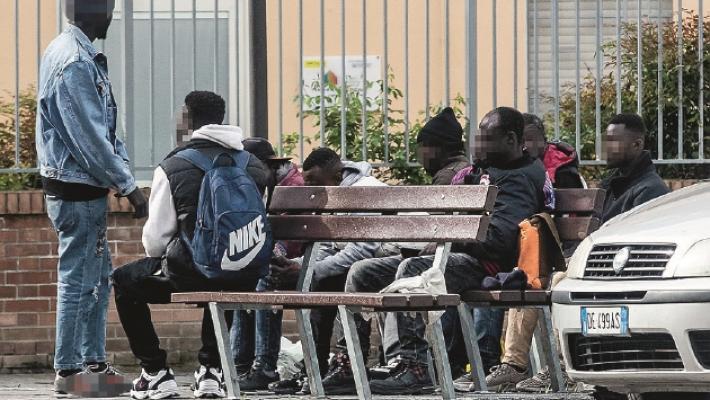 Via Costituente: con il buio arrivano gli spacciatori