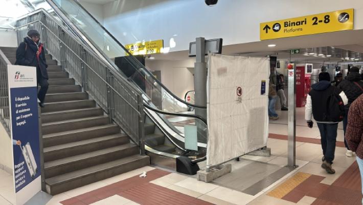 Continuano i disagi per i viaggiatori in stazione. Le scale mobili? Sono ancora fuori servizio