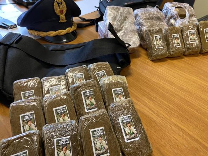Con 4 chili di hashish nel marsupio andava a rifornire i pusher dei parchi: finisce in manette