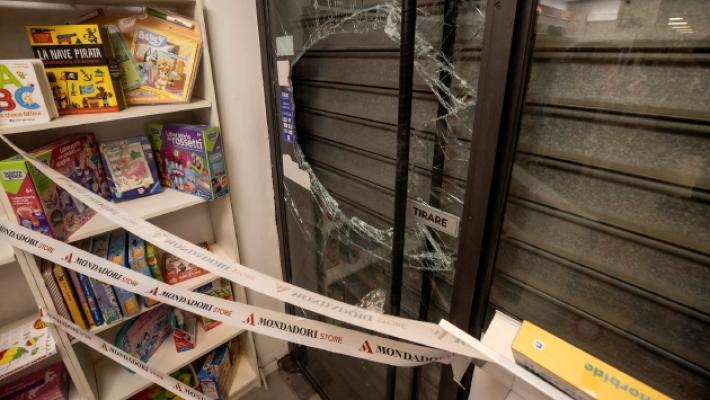 Spaccata alla libreria della Ghiaia. E il titolare sdrammatizza sul web