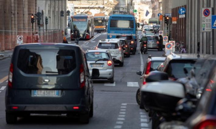 Auto in centro: s&igrave; o no? Comune vs. comitato