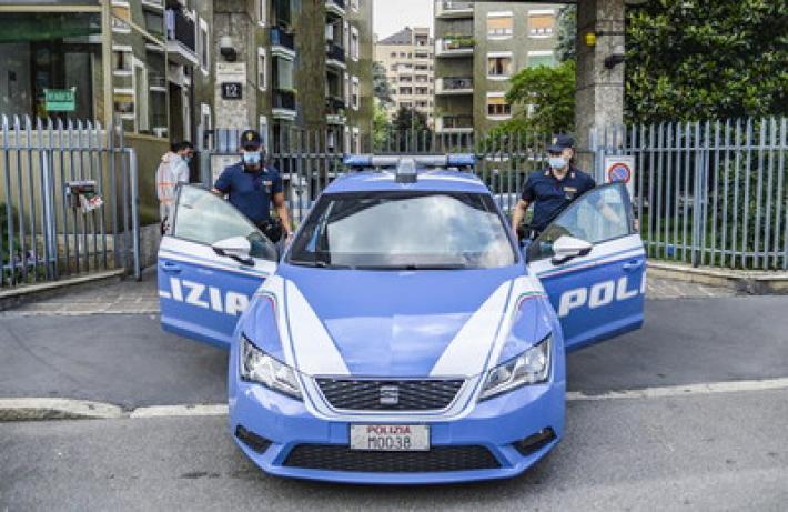 Due ladre 15enni scoperte su un balcone: botte e sputi contro il vicino che le blocca