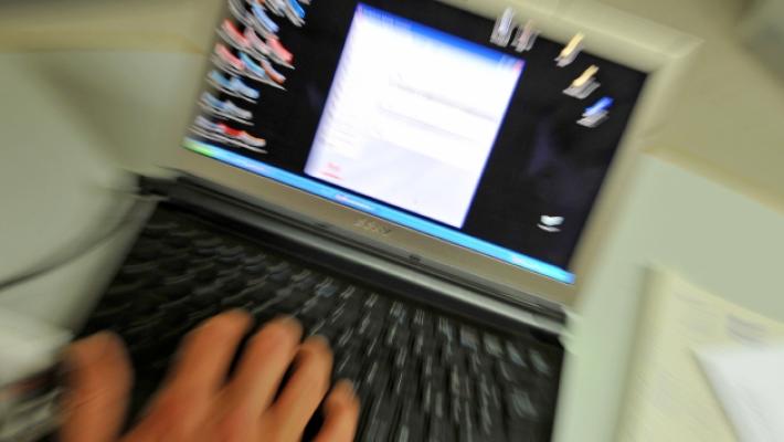 Si finge 16enne e gli invia foto hot, poi lo ricatta: &laquo;Dammi 400 euro o dico tutto a tua moglie e ti denuncio&raquo;