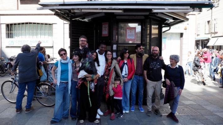 Insieme per rigenerare l'aiuola: l'edicola al centro del quartiere