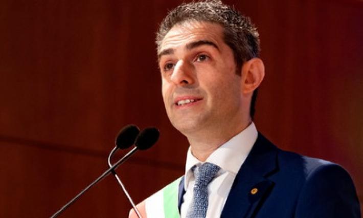 Le reazioni al discorso di Pizzarotti: critiche dal mondo della politica