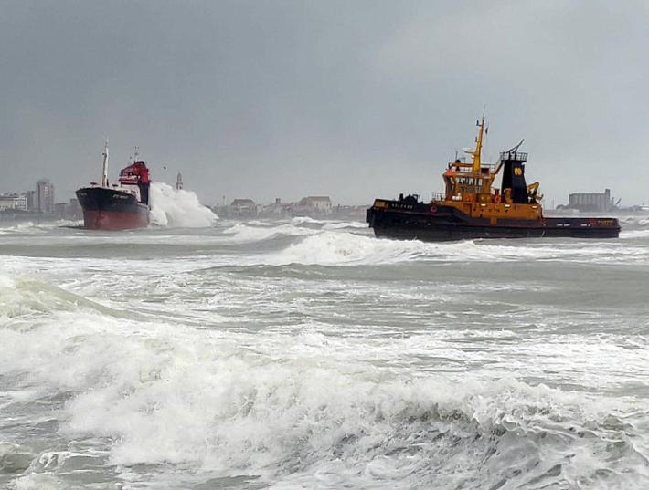 Rimorchiatore affonda al largo della Puglia, un morto e 7 dispersi 