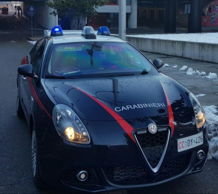 Sorpreso a rubare, fugge e reagisce con calci e pugni contro il carabiniere che lo blocca