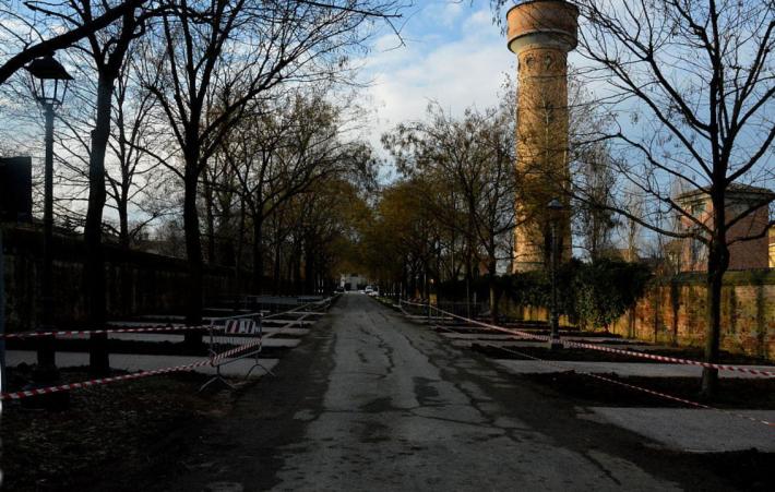 Le proteste: "Quelle brutte, inutili piazzole di sosta rosa nel pi&ugrave; bel viale di Busseto"