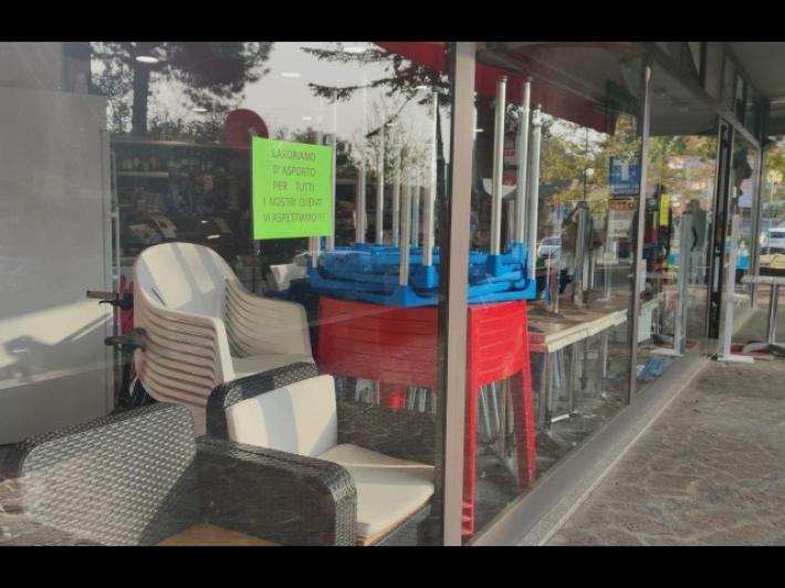 Il Governo conferma l'ipotesi di stop all'asporto dai bar alle 18. No agli spostamenti tra regioni. Le regole sugli ospiti. La Regione lancia il bando ristori per le attivit&agrave; danneggiate