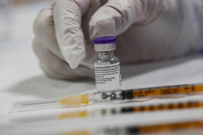 Vaccini: si fa l'ipotesi di aprire la prima fase a over 80 e docenti