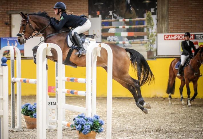 Emma Jane salta nell'oro