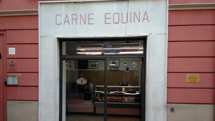 &laquo;Gi&ugrave; le mani dal cav&agrave;l pisst&raquo;