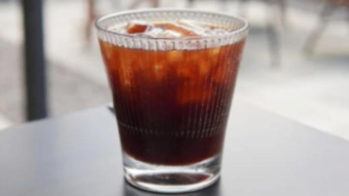 &laquo;Mi offre gli amari?&raquo;. Il ristoratore dice no e lui gli scaglia il bicchiere in fronte