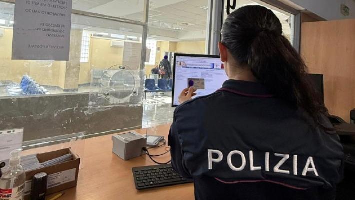 Va in questura per avere il permesso di rifugiata: e l'arrestano