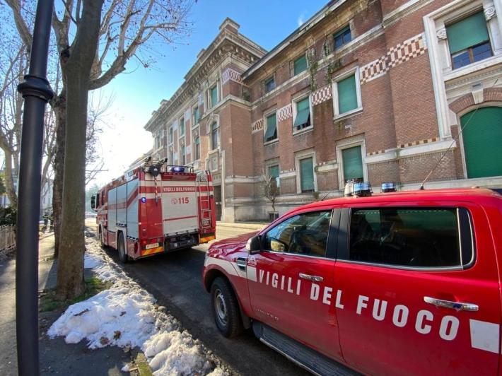 Terme Berzieri, calcinacci si staccano dal cornicione e cadono sul marciapiede: chiusa via Roma