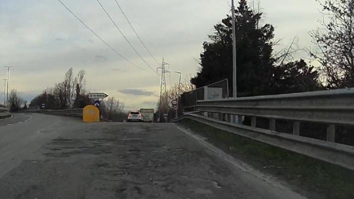 Svincoli colabrodo in tangenziale: viaggio tra buche, crepe e &laquo;crateri&raquo;