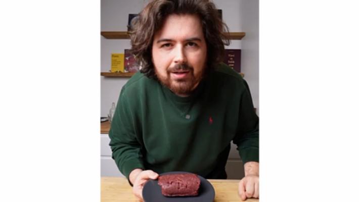 Il content creator Micheli: &laquo;Gi&ugrave; le mani dal cav&agrave;l pisst&raquo;