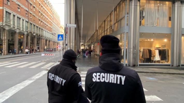 Ennesima rissa tra giovani in centro: calci pugni e spray al peperoncino