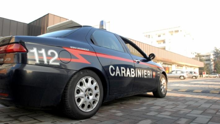 Aprono la porta dell'auto e le rubano la borsetta