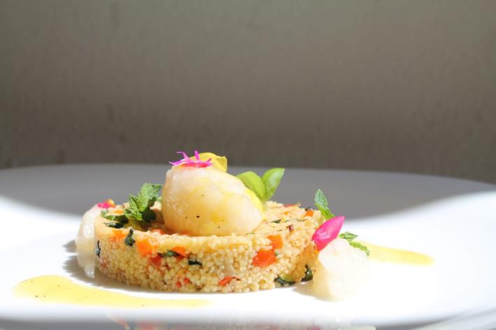 Cous-cous, verdure, scampi e salsa tiky