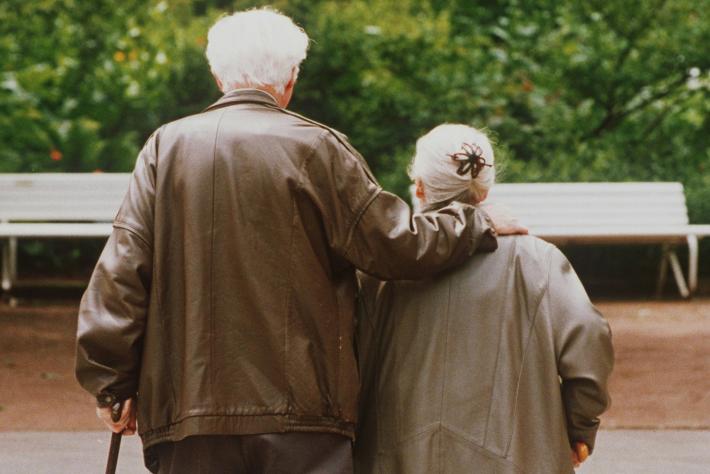 Curare da soli genitore anziano porta a depressione, studio