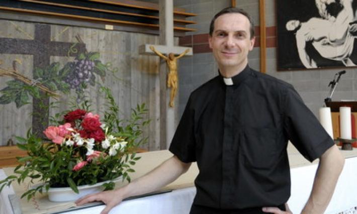 Don Rossolini: &laquo;Pizzarotti deve dimettersi&raquo;. Il sindaco: &laquo;Si tira dritto senza se e senza ma&raquo;