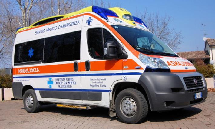 19enne si presenta nella sede della Pubblica con gravissime ustioni sul corpo e in faccia: trasportato al Maggiore