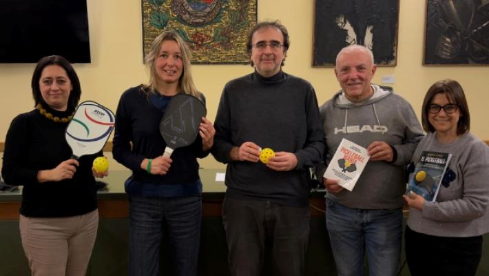 Tutti matti per il pickleball: scarpette e racchetta, lanciata la nuova attivit&agrave; sportiva