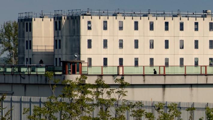 Via Burla, telefonino in cella. Cos&igrave; il camorrista dava ordini