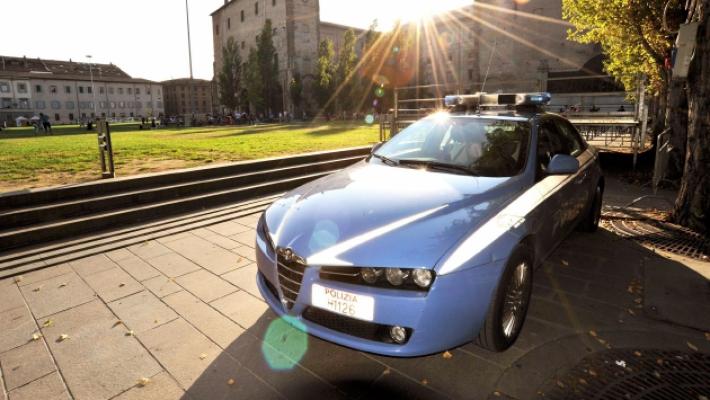 Prima la lite, poi le minacce al compagno: &laquo;Ti ammazzo&raquo;. E il coltello puntato al poliziotto