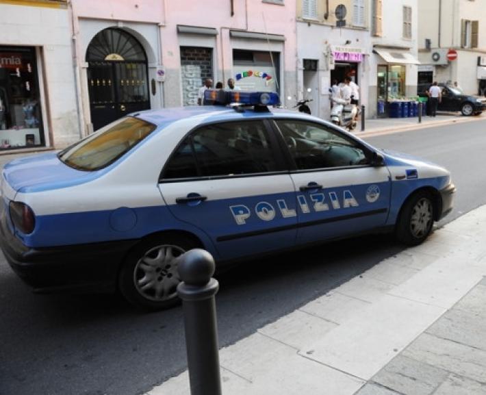 Strada D'Azeglio: ubriaco minacca i passanti, scaraventa alcune bici e poi se la prende coi poliziotti