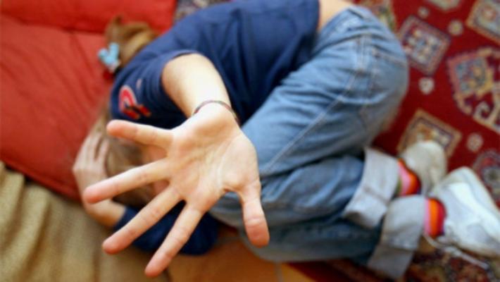 Cinghiate e schiaffi al figlio di 7 anni, mamma condannata