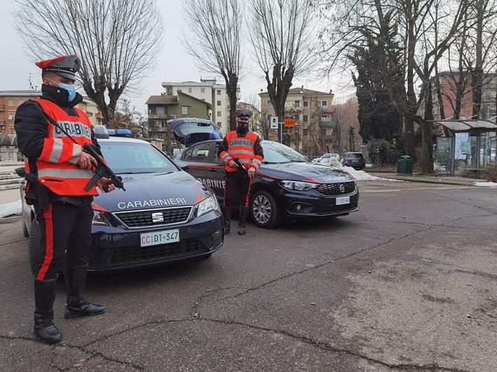 In quattro senza mascherina: multati. E bar chiuso per 5 giorni: i clienti bevevano all'esterno