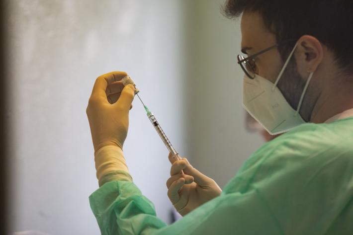 Dimezzata la fornitura di vaccini per Parma: solo 2.300 dosi