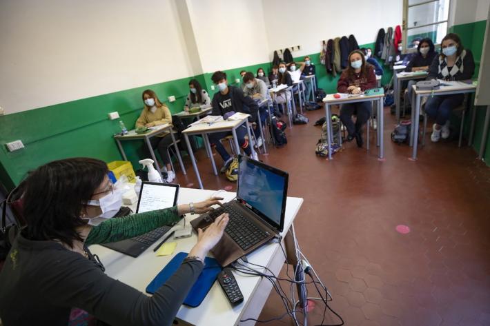 Superiori, ritorno in aula &laquo;a met&agrave;&raquo;: ecco come ci si organizzer&agrave; a Parma