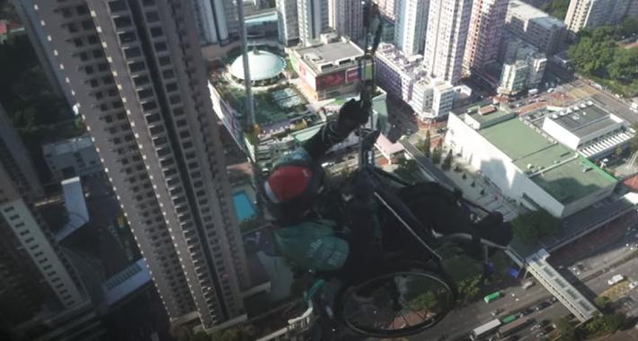 In sedia a rotelle si issa per 250m su grattacielo per beneficenza - Video
