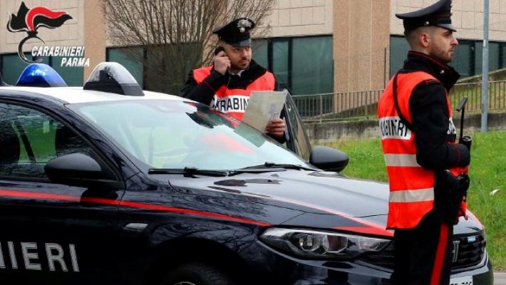 Rapinano un coetaneo con un coltello: due quindicenni nei guai