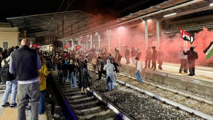 Il corteo, i binari bloccati e i 4 politici indagati: infuria la polemica