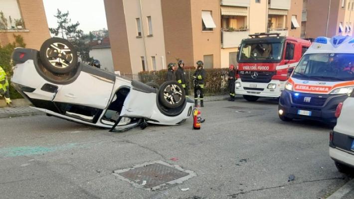Centra un'auto parcheggiata, si ribalta e poi tenta di fuggire dal pronto soccorso (ma poi ci ripensa)