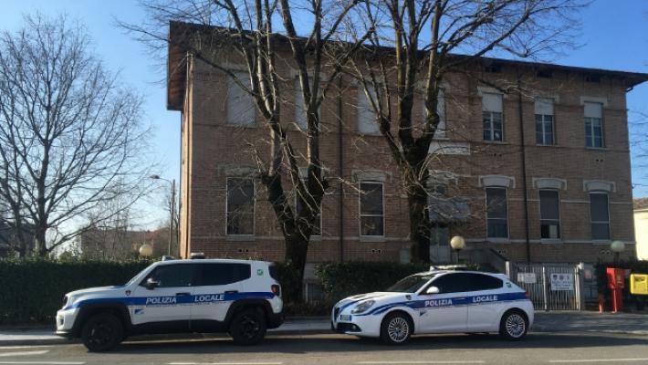 Ubriaco, infastidiva i passanti: fermato dalla polizia locale straniero irregolare