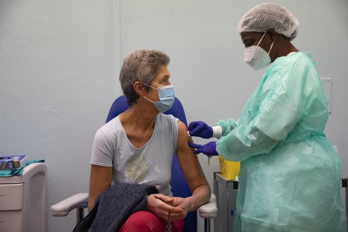 Il piano rallenta, stop alle prime dosi (eccetto nelle case protette)