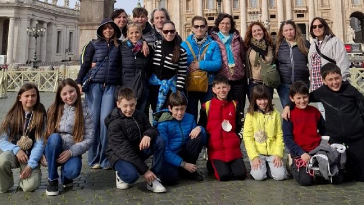 I ragazzi del catechismo salutati dal Papa in piazza San Pietro