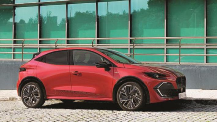 Renault Clio, il full hybrid da mille km